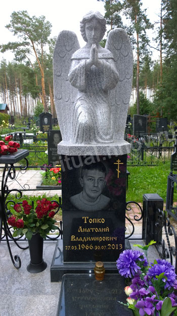 Памятник из гранита.