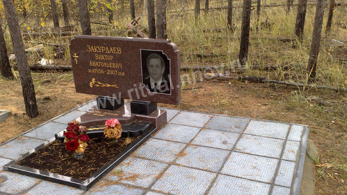 Ритуальный комплекс из гранита. Памятник.