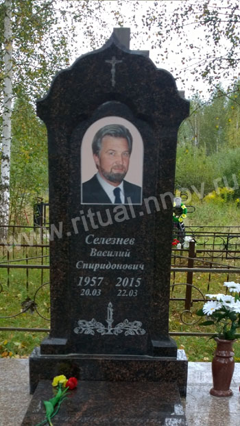 Памятник из гранита.