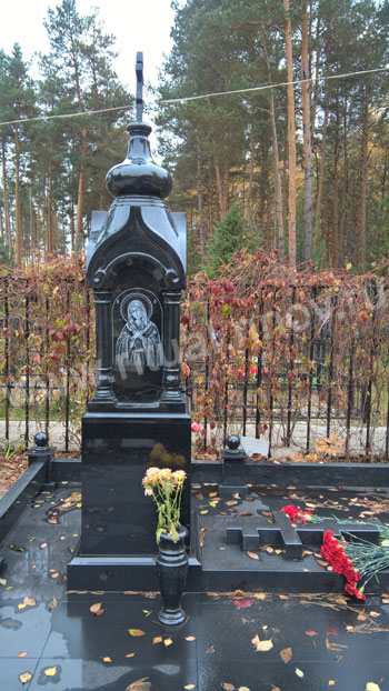 Памятник из гранита.