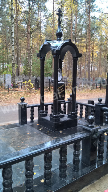 Памятник из гранита.
